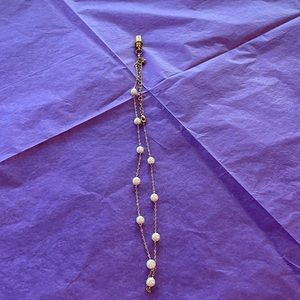 Silver plated necklace with white pearls.